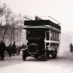 Jeden z pierwszych autobusów na ulicach Sankt Petersburga, początek XX wieku