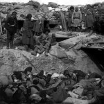 Rosyjscy żołnierze stojący nad masowym grobem zabitych Japończyków, Port Artur, 1905 r