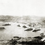 Wraki rosyjskich pancerników - od lewej Piereswiet, Połtawa, Retwizan, Pobieda i krążownika Pałłada w Port Artur, 1905 r
