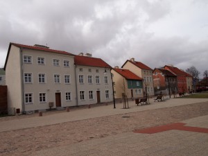 Zabytkowe domy na murze miejskim przy ul. Sowińskiego w Dobrym Mieście