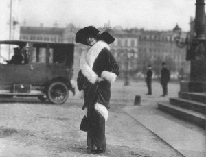 Aktorka pod pomnikiem M. Glinka. Sankt Petersburg 1910