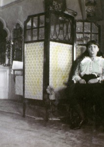 Wielka księżna Anastazja Nikołajewna Romanowna wygłupia się do zdjęć, ok. 1915-1916 r.