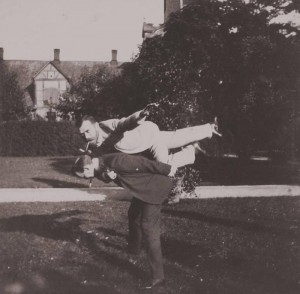 Car Mikołaj II leżący na plecach księcia Mikołaja grecko-duńskiego, Zamek Volfsgarten pobliżu Darmstadt 1899 r