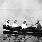 Car Mikołaj II (po prawej) z synem Aleksym (po lewej) na łódce koło Finlandii; widoczny osobisty ochroniarz carewicza Derewienko (drugi od lewej) i nieznany mężczyzna, ok. 1914 r