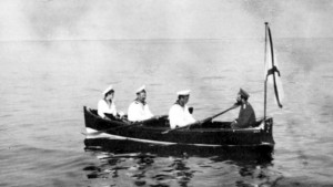 Car Mikołaj II (po prawej) z synem Aleksym (po lewej) na łódce koło Finlandii; widoczny osobisty ochroniarz carewicza Derewienko (drugi od lewej) i nieznany mężczyzna, ok. 1914 r