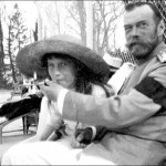 Car (namiętny palacz) uczy palić papierosy swoją córkę Anastazję, 1916 r