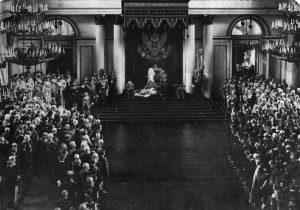Car Mikołaj II wygłasza przemówienie z tronu w Pałacu Zimowym przed otwarciem 1. Dumy Państwowej. 27 kwietnia (10 maja) 1906