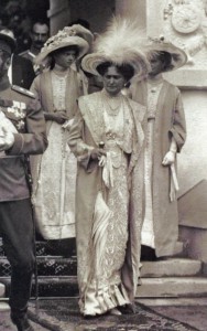 Caryca Aleksandra z córkami Tatianą i Olgą, początek XX wieku