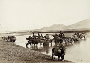Konwój przez rzekę w pobliżu miejscowości Wielkie Tikmi, 1877 r