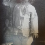 Mały 3-letni Aleksy salutuje ojcu, 1907