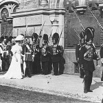Mikołaj II z żoną w Cerkwii Zmartwychwstania Pańskiego, eskortuje ich rota Pałacowych Grenadierów