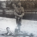 Mikołaj i Aleksy na naddnieprzańskiej plaży, 1916 r