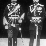 Niemiecki cesarz Wilhelm II po lewej w mundurze rosyjskich huzarów i rosyjski cesarz Mikołaj II w mundurze pruskim 1905 r