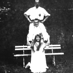 Podczas gry w tenisa, car Mikołaj II z córką Anastazją i niezidentyfikowanym mężczyzną, ok. 1911 r