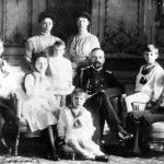 W środku książę Aleksander Michajłowicz z żoną, wielką księżną Ksenią (po lewej), dziećm i najmłodszą siostrą żony, wielką książną Olgą (po prawej)