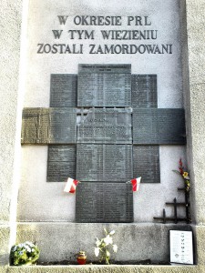 Tablica ufundowana przez żołnierzy AK w hołdzie torturowanym i zamęczonym w okresie terroru komunistycznego – miejsce pamięci na murze mokotowskiego więzienia / fot. CC-BY-SA