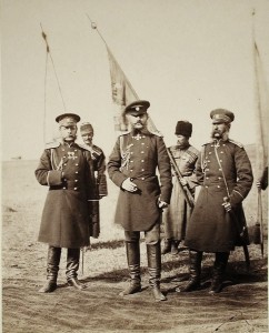 Wielki książę Michał Mikołajewicz (w środku), po lewej generał Piotr Swjatopolk-Mirski, po prawej adiutant generalny Earl Loris, 1877 r