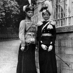 Wielkie Księżna Olga i Tatiana w mundurach, 1911 r