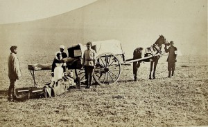 Zabieranie rannego żołnierza do wozu rosyjskiego Czerwonego Krzyża, 1878 r