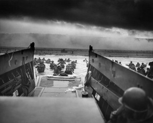 Amerykańskie oddziały desantowe lądują na plaży Omaha, 1944 r.