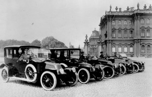 carskie samochody marki renault na placu pałacowym, Sankt Petersburg, 1900 r