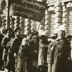 Demonstracja w Piotrogrodzie, dzieci niosą transparent z napisem Niech żyje edukacja dla ludzi, czerwiec 1917