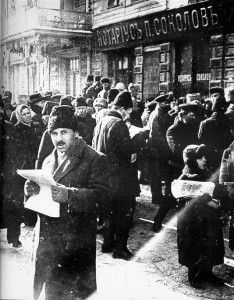 Mieszkańcy Moskwy czytają wieści o rewolucji, marzec 1917
