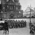 Oddziały bolszewików maszerujące na Placu Czerwonym w Moskwie, listopad 1917