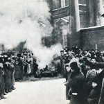 Piotrogrodzianie palą symbole caratu przed Pałacem Letnim, Piotrogród, 27 lutego - 12 marca 1917