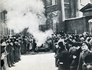 Piotrogrodzianie palą symbole caratu przed Pałacem Letnim, Piotrogród, 27 lutego - 12 marca 1917