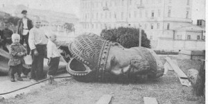 Rewolucjoniści niszczą pomnik cara Aleksandra -2