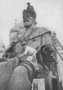 Rewolucjoniści niszczą pomnik cara Aleksandra
