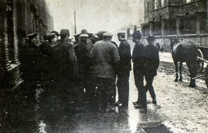 Robotnicy z fabryki Poznańskiego podczas rewolucji 1905 w Łodzi