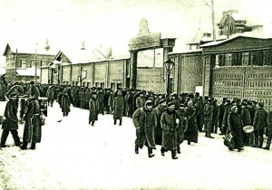 Strajkujący przed Zakładami Putiłowskimi, Petersburg, 1905 r