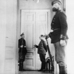 Strażnik pilnujący carskich ministrów aresztowanych w Pałacu Taurydzkim