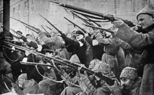 Walki na ulicach Piotrogrodu, rewolucjoniści atakują carską policję, marzec 1917