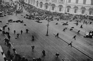 Wojsko otwiera ogień do demonstrantów na Prospekcie Newskim w Piotrogrodzie, 4 lipca 1917