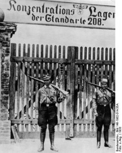 SA mani na warcie przed obozem koncentracyjnym w Oranienburgu