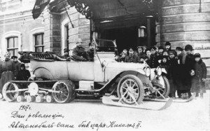 Żołnierze garnizonu piotrogrodzkiego wokół carskiej limuzyny, marzec 1917