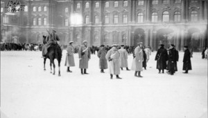 Żołnierze przed Pałacem Zimowym podczas krwawej niedzieli