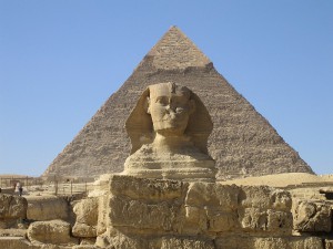 Wielki Sfinks z Gizy, z piramidą Chefrena na drugim planie, Ian Sewell CC BY-SA 1.0