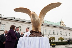 Czekoladowy orzeł przed Pałace Prezydenckim / fot. Wojciech Grzedzinski, prezydent.pl