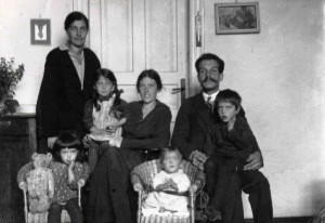 Aldona i Samuel-Józef Lipszycowie z czworgiem dzieci i siostrą Aldony Weroniką (stoi), 1923 r. (fot. archiwum rodzinne)