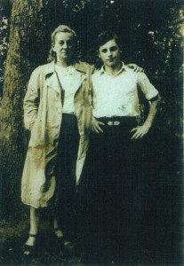 Artur Citrin z matką w 1945 r.