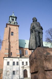 Pomnik Bolesława Chrobrego w Gnieźnie przed katedrą / fot. Poco a poco, CC-BY-SA-3.0