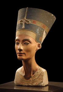 Popiersie Nefertiti z Neues Museum w Berlinie, Philip Pikart, CC BY-SA 3.0