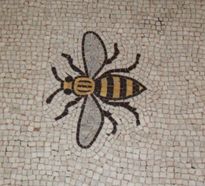 Wizerunek pszczoły umieszczony na mozaice na podłodze w Town Hall w Menczesterze