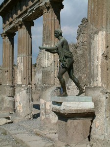 Widok na świątynię Apollina w Pompejach, fot. Radomil, plik udostępniony na licencji CC BY-SA 3.0