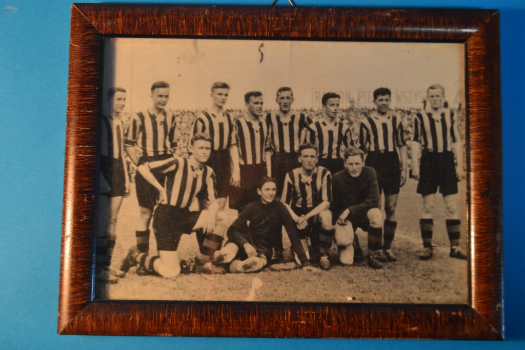Zespół mistrza Polski juniorów na 1938 r. po zwycięstwie nad krakowską Wisłą 3:2. Na zdjęciu znajdują się: Malinowski, Rudnicki, Różyło, Machaj, Sokólski, Starkowski, Paprota, Rakowski, Kowalski, Skrański, Kopeć i Podgórski. 