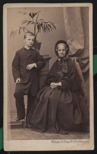 Portret niezidentyfikowanej kobiety w stroju z okresu żałoby narodowej z chłopcem, Maksymilian Fajans